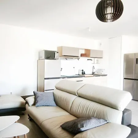 Spacieux Avec Clim Et Grande Terrasse A Юзес