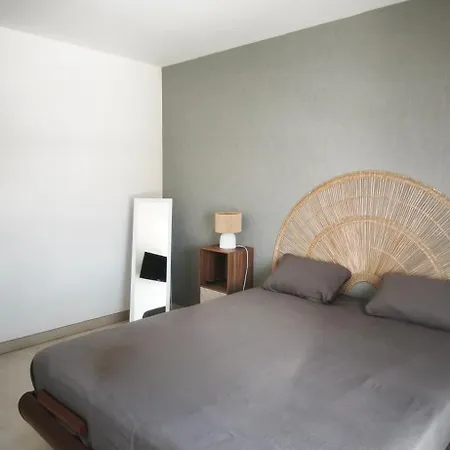 Spacieux Avec Clim Et Grande Terrasse A דירה