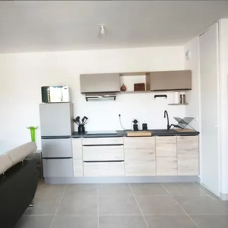 Spacieux Avec Clim Et Grande Terrasse A Юзес